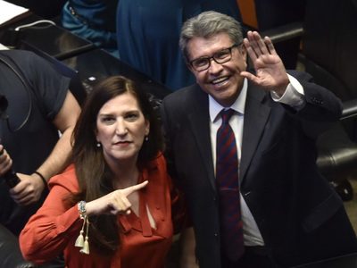 Kenia López presenta denuncia ante el INE contra Morena y sus "corcholatas"