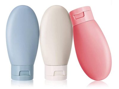 Si tenés envases de shampoo vacíos y un sweater viejo, hacé estos floreros que son tendencia en decoración