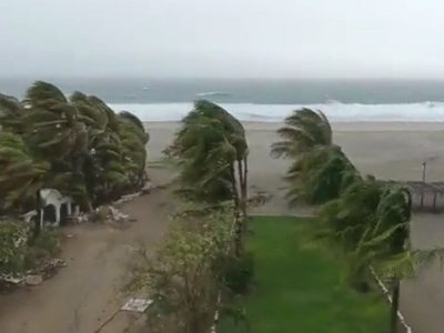Agatha toca tierra en Oaxaca como huracán categoría 2 (Videos)
