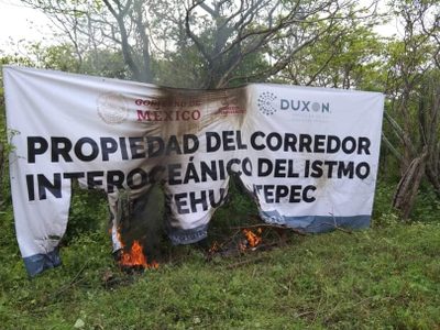 Pobladores protestan y queman vehículos por instalación de parque industrial en Istmo de Tehuantepec