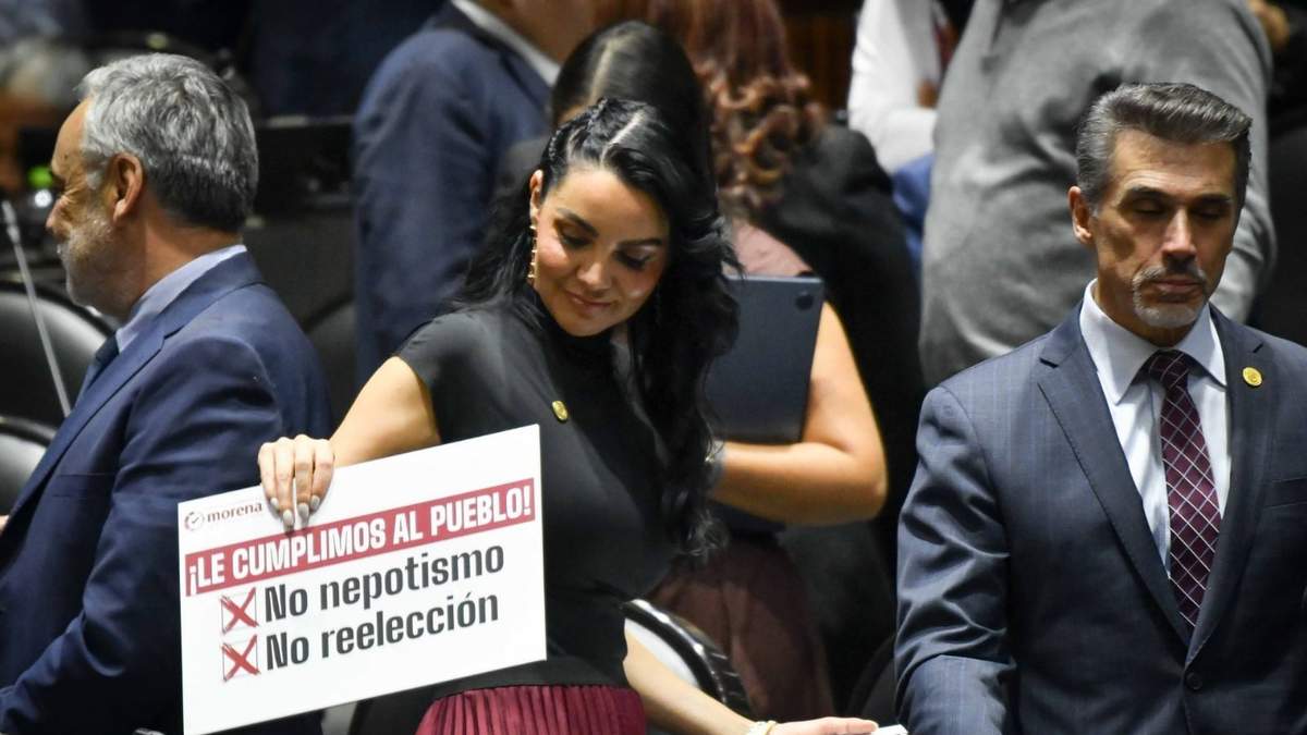 Los morenistas Gabriela Georgina Jiménez Godoy y Sergio Mayer, durante la sesión ordinaria de la Cámara de Diputados en la que se fue aprobado el dictamen en materia de no reelección y nepotismo electoral