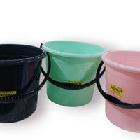 Con ese balde de plástico que ibas a tirar y una varilla de madera, armá esta increíble lámpara de pie para tu casa