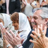Alberto Fernández acompañó a Taty Almeida en la colocación de la placa homenaje a su hijo