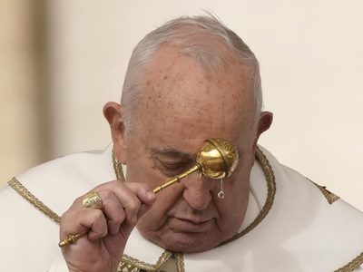 Papa preside misa de Domingo de Pascua pese a preocupaciones sobre su salud