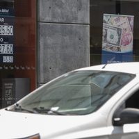 El peso sigue con fortaleza ante el dólar por indefinición en EU