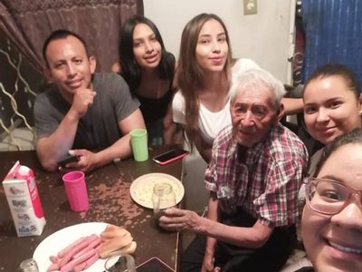 Una familia adopta a un adulto mayor de 108 años que vivía en la calle bajo un árbol