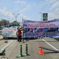 Van nueve horas de bloqueo en la Autopista del Sol; ejidatarios exigen solución a conflicto agrario