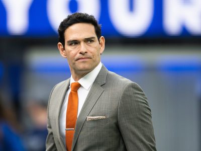 Mark Sanchez, que enfrenta un cargo de agresión grave, fue despedido por Fox Sports