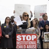 Paris Hilton revela que fue víctima de abuso sexual en un internado