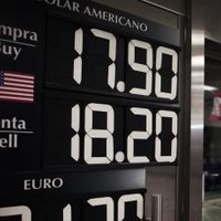 Peso gana tras débiles datos del PIB de Estados Unidos