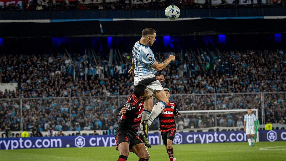 Tomás Conechny gana bien arriba. Tuvo la más clara, atajó Rossi.