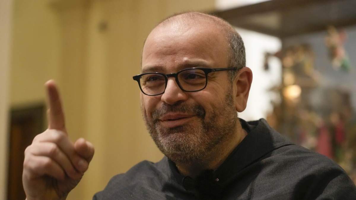 El fraile franciscano Paolo Benanti, experto del Vaticano en inteligencia artificial, en una entrevista con The Associated Press, en Roma