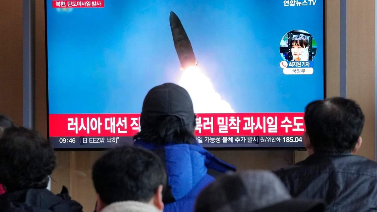 Una pantalla de televisión muestra una imagen de archivo de un lanzamiento de un misil norcoreano durante un noticiero en la Estación Ferroviaria, el lunes 18 de marzo de 2024, en Seúl