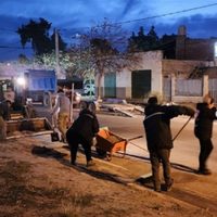La municipalidad de Centenario finalizó la limpieza del líquido derramado en el pasaje Urquiza
