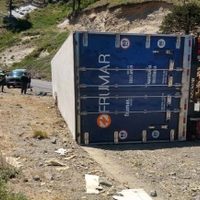 Accidente en Las Lajas: un camión perdió el control y empujó a un auto al barranco