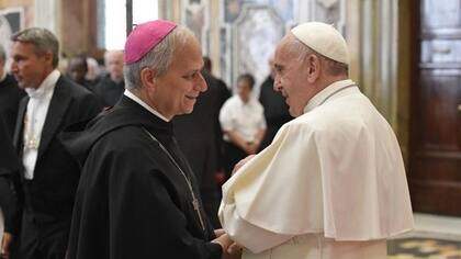 El flamante Papa León XIV con Francisco.
