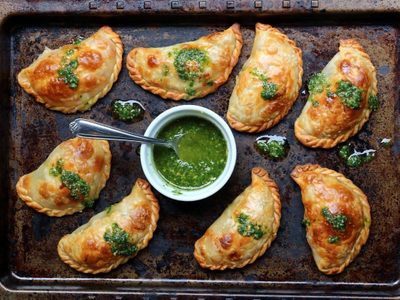 Futbolista argentino es un éxito con sus empanadas en Guatemala