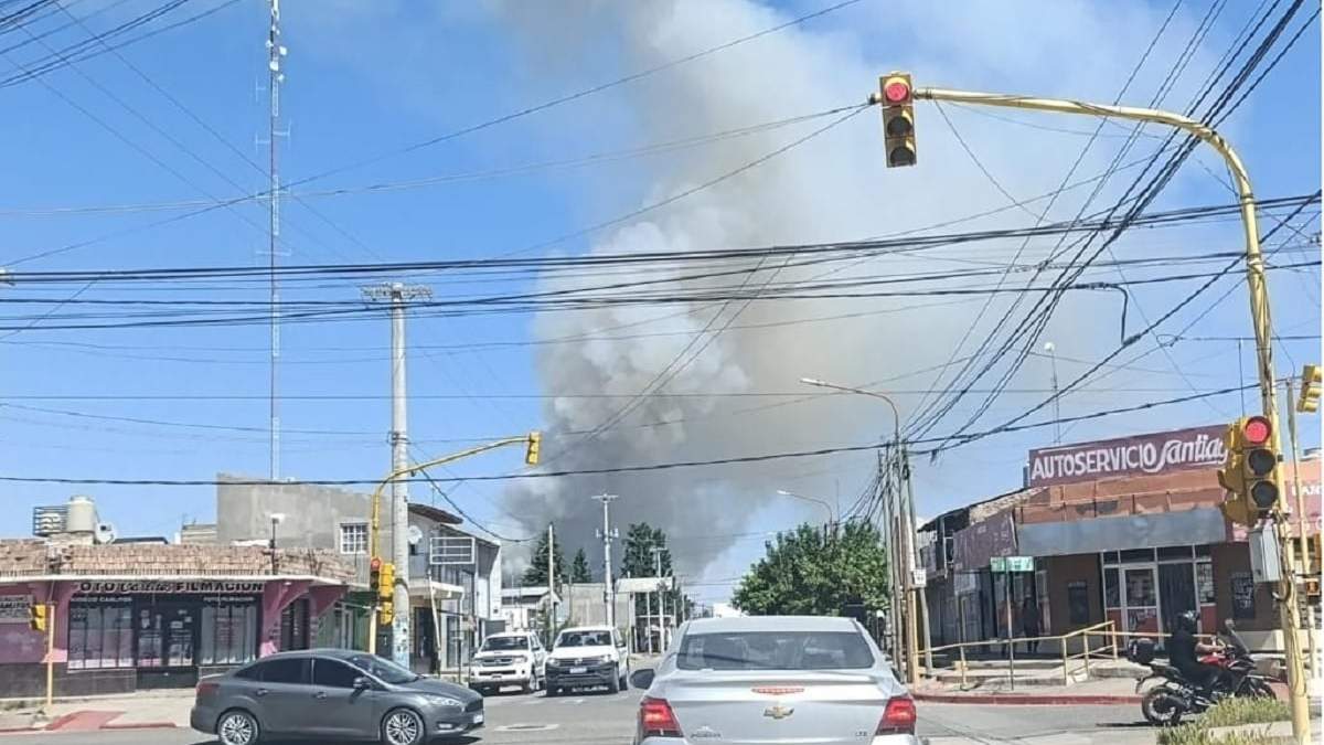 La columna de humo es visible desde diversos puntos de la ciudad. Fuente (TOP Noticias)