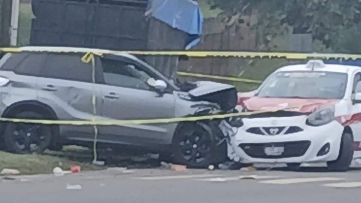 Una camioneta perdió el control y se impactó contra un puesto de hot dogs y posteriormente contra un taxi en Naolinco, Veracruz
