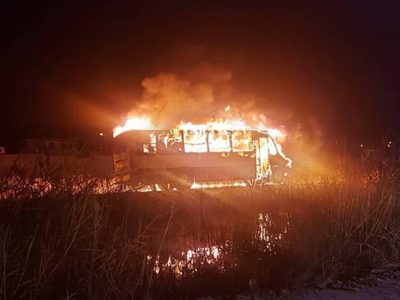 Baja California: incendian dos camiones y cuatro autos con bombas molotov