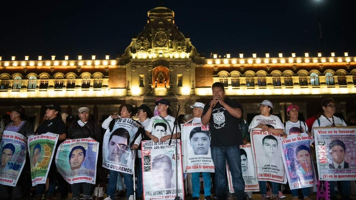 Los padres de los 43 normalistas desaparecidos anuinciaron que mantendrán el plantón instalado fuera del Campo Militar 1 en la Ciudad de México