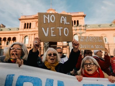 Jubilados vuelven a marchar al Congreso contra el veto presidencial