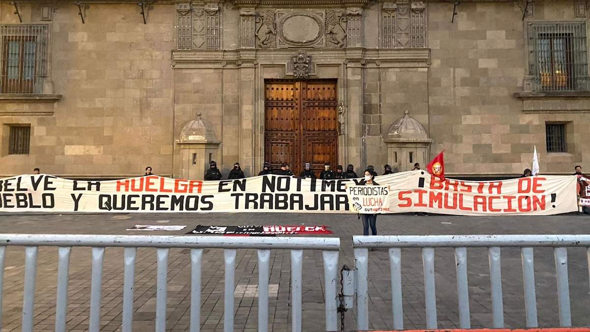 Manifestación de huelguistas de Notimex en Palacio Nacional