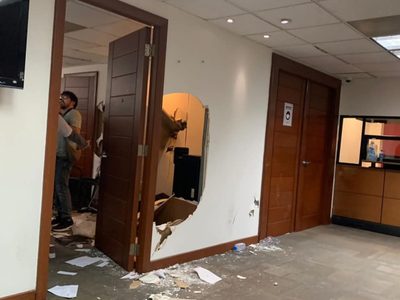 Irrumpen en la oficina de Rubén Rocha Moya en protesta por homicidio de Gael y Alexander (Videos)