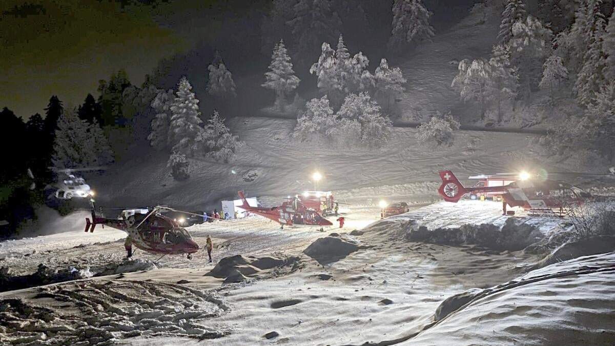 Socorristas y helicópteros de búsqueda participan en una misión de rescate en la cresta Cabeza Blanca, en los alpes suizos cerca de Sion, Suiza