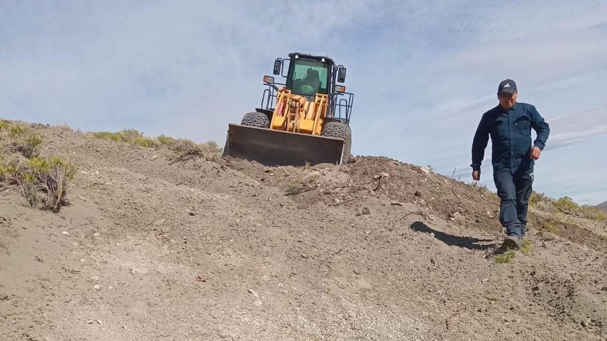 Máquinas viales trazan el camino entre Trahuncura y el cementerio. Fuente: (Reflejo Neuquino)