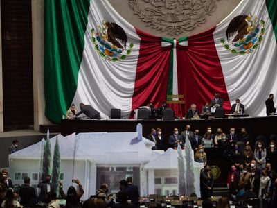 Panistas colocan réplica de la “casa gris” en la Cámara de Diputados