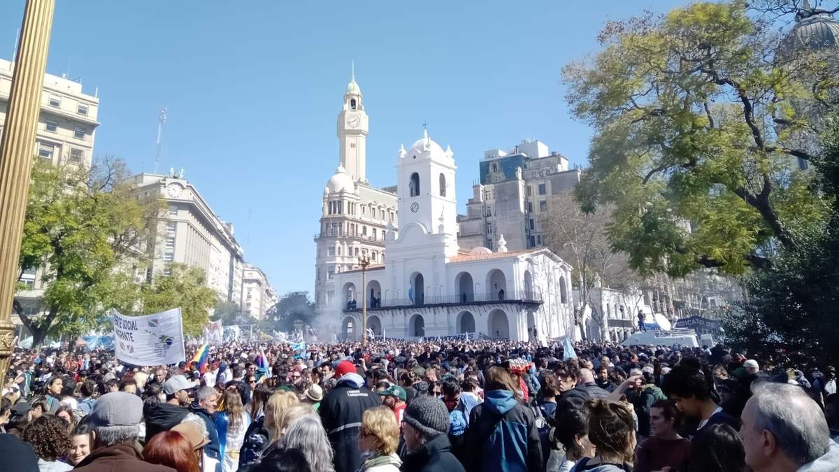 Marchan en Buenos Aires por el atentado contra Cristina Fernández