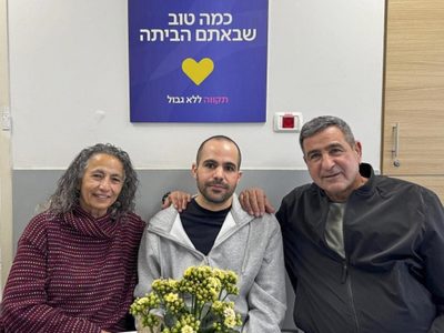 Yardén Bibas, el argentino-israelí liberado por Hamas, salió del hospital tras su liberación y sigue esperando a su familia