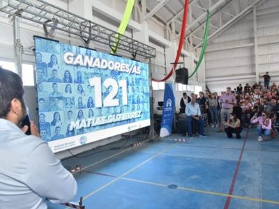 Repleto de gente, se realizó el sorteo de los 2000 lotes con servicios para jóvenes neuquinos