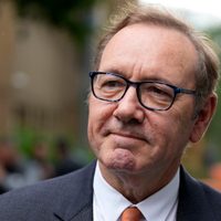 Termina sin veredicto primer día de deliberaciones en juicio contra Kevin Spacey por agresión sexual