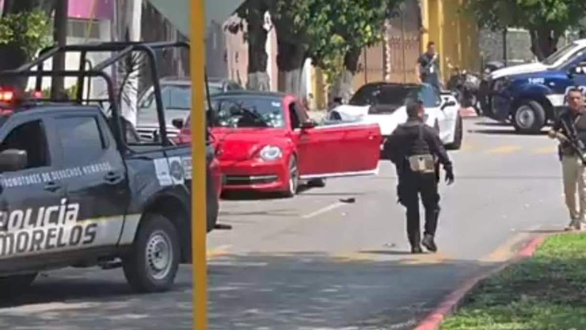 Elementos policiacos en la escena de la balacera en fraccionamiento Burgos de Temixco, Morelos, donde asesinaron a presunto líder criminal