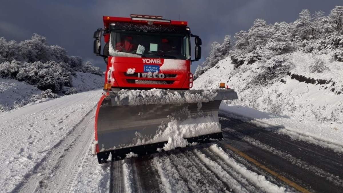 Máquinas trabajando por la acumulación de nieve. Fuente: (Twitter)