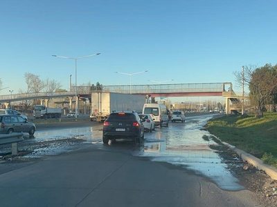 Peligro latente y demoras en el Acceso Sur por una importante pérdida de agua