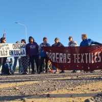 Mujeres obreras textiles volantearon en la ruta 7 en contra del ajuste nacional y provincial