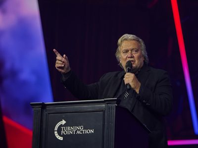 Tribunal desestima la petición de Steve Bannon para aplazar su entrada en prisión por desacato