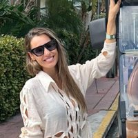 Pampita deslumbró en NY con un encantador look boho, fluido y urbano