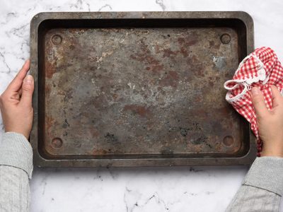 El truco de la abuela para limpiar tu asadera llena de grasa y dejarla tan reluciente como el primer día