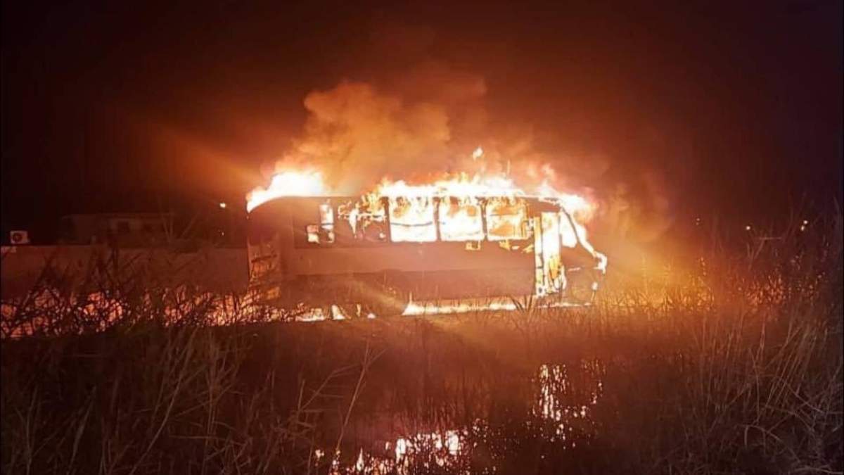 El autobús incendiado en el Fraccionamiento Los Portales