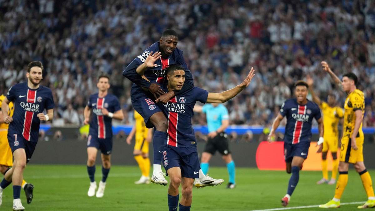 Achraf Hakimi, del París Saint-Germain, festeja con Ousmane Dembélé, tras anotar ante el Inter de Milán en la final de la Liga de Campeones