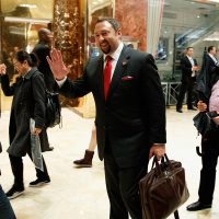 Despide Trump al hijo de su asesor de seguridad por difundir rumores falsos
