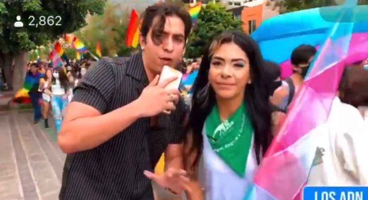 El influencer de Los ADN, Sebastián Santoyo, al entrevistar a Vanessa Hernández