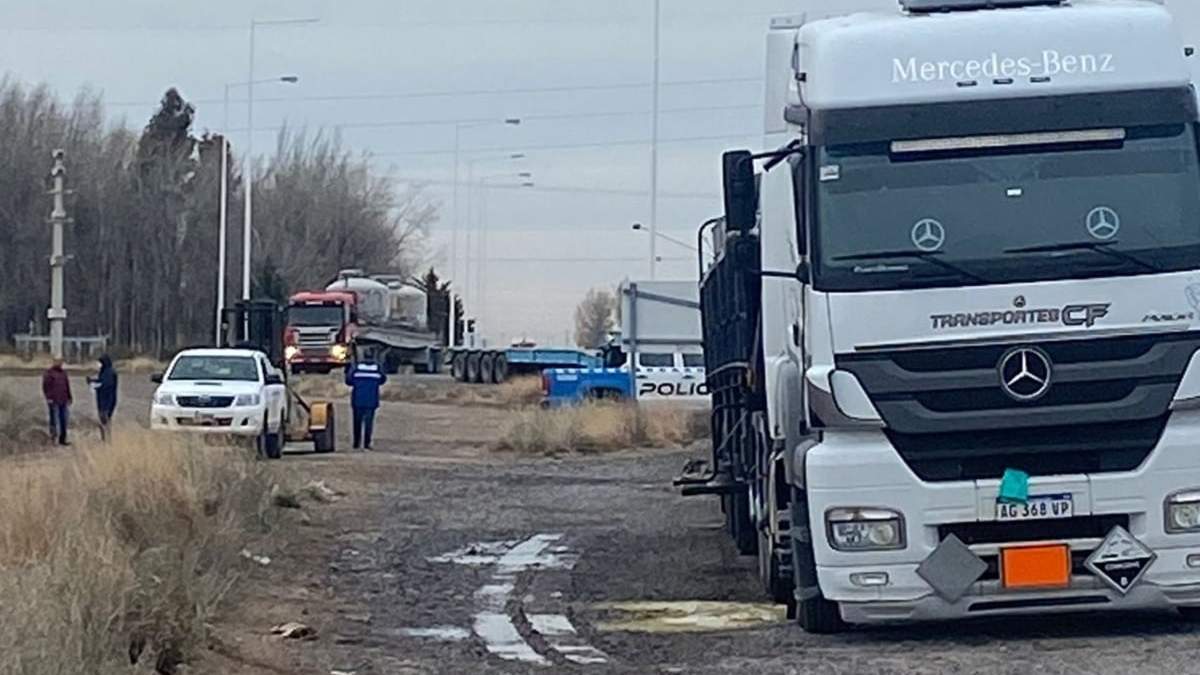 Policías y Bomberos trabajaron intensamente para contener el vertido. Fuente (Bomberos Voluntarios de Centenario)