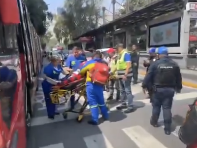 Accidente de Metrobús con motociclista deja 12 lesionados