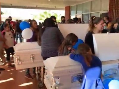 Llevan al palacio municipal de Caborca los féretros de padre e hijo ejecutados