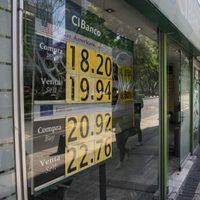 Peso pierde ante salida de capitales, según datos de Bloomberg